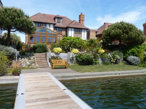 Exclusively Short Lets - Wellington Quay - large houses to rent in Sussex